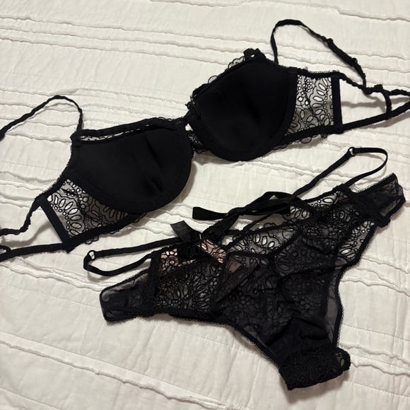 VS vintage designer collection eyelet lace & crystal bra & panty set - Picture 7 of 10